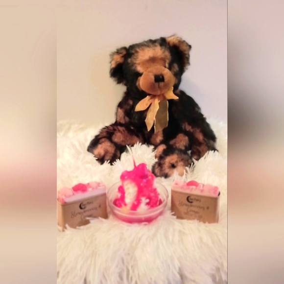 AROMATHERAPY STRAWBERRIES & CREAM CANDLE & SOAPS BUNDLE - Picture 2 of 4